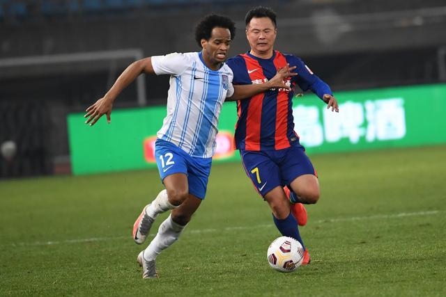 杨瀚森14+10+8青岛险胜广厦 胡金秋空砍32分